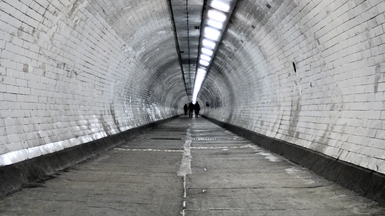 Zwart/Wit Foto van een voetgangerstunnel 
