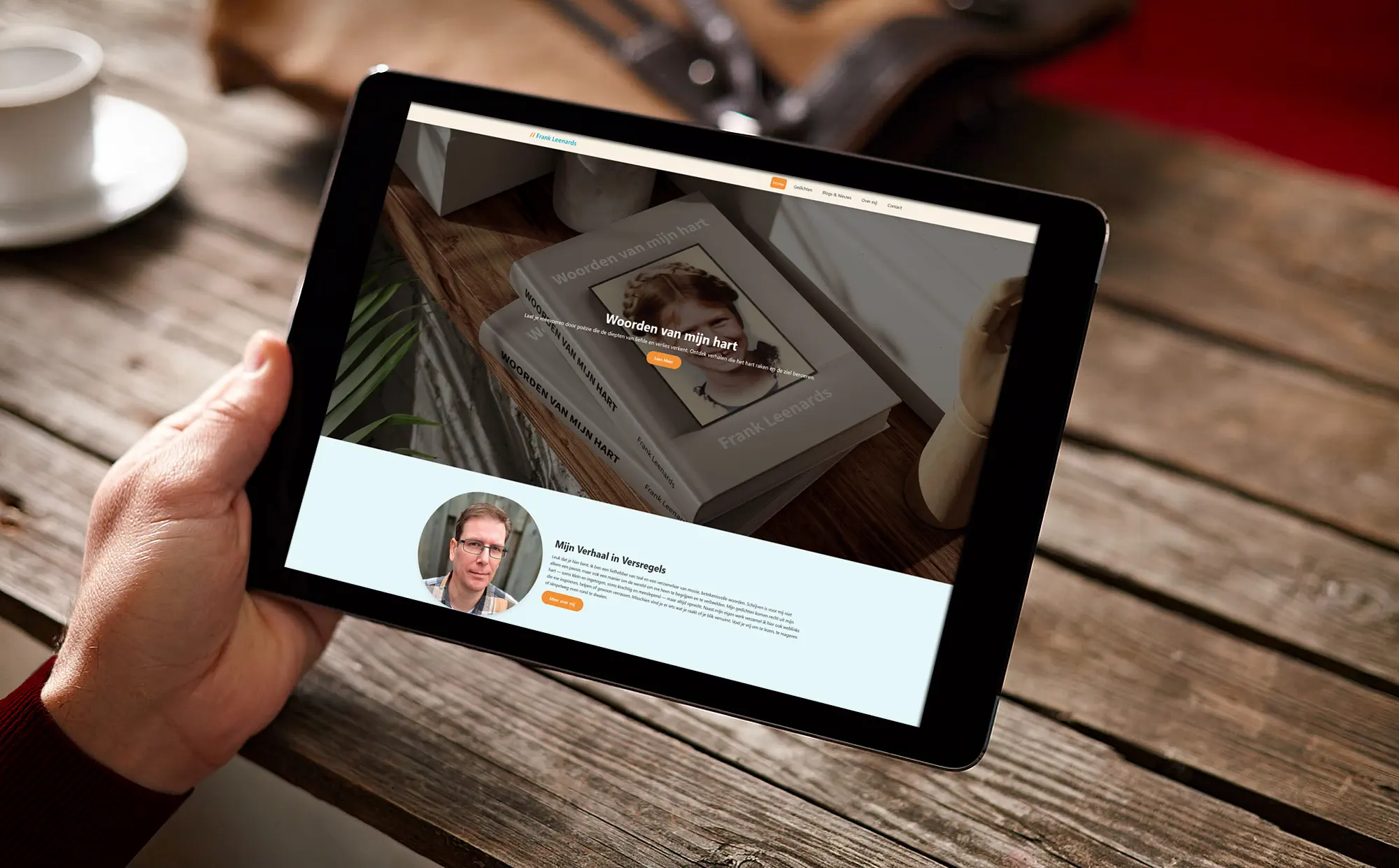 Tablet met nieuwe website in hand